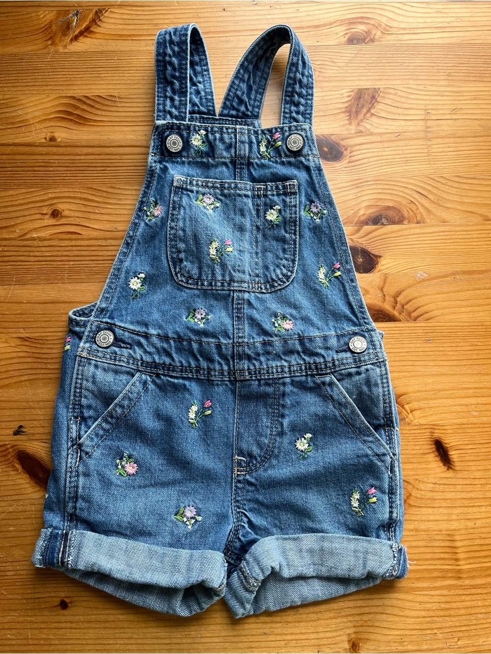 Adorable Gap flower embroidered overalls shorts 2t